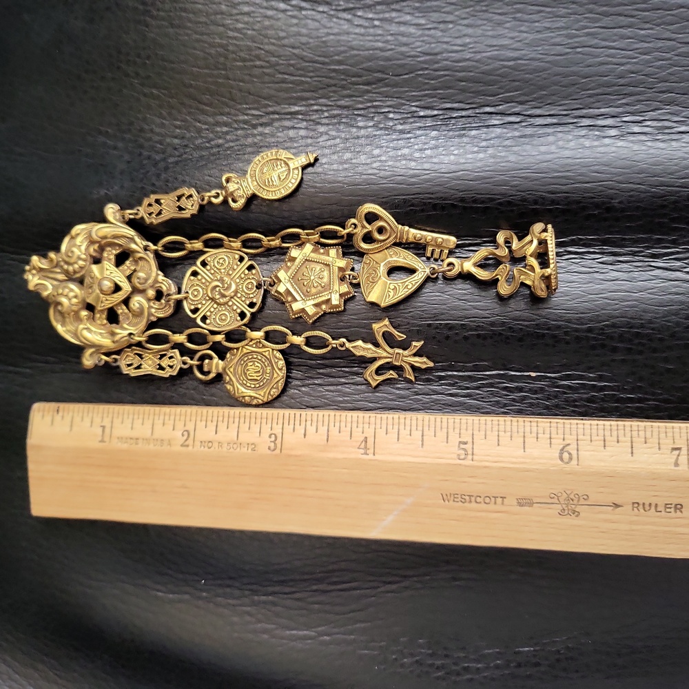 Brass Chatelaine Brooch Fancy Dangling Asain Motif Signed "ART" Coro Sty… - Picture 4 of 11
